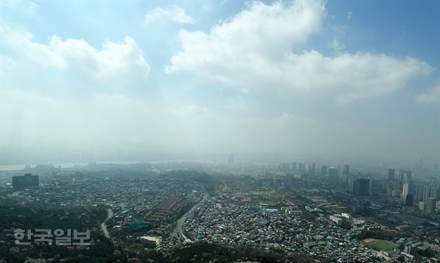 중국발 미세먼지와 황사로 서울 대부분 지역의 미세먼지 농도가 '나쁨' 수준을 보인 11일 서울 남산N타워에서 바라본 시내 모습이 맑은 하늘과 황사의 일부가 아래쪽으로 내려와 뿌옇게 흐려진 도심의 모습으로 나눠져 보이고 있다. 서재훈기자 spring@hankookilbo.com