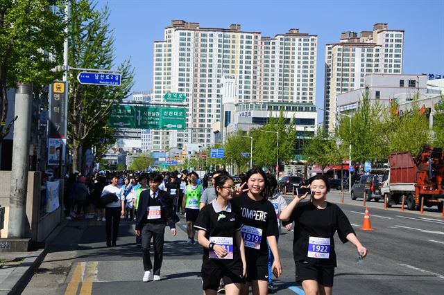 11일 열린 '제58주년 2ㆍ28민주운동 기념 학생마라톤 행사'에 참여한 대구 77개교 2,000여명의 학생이 출발지인 대구고등학교 운동장에서 반월당을 돌아, 다시 대구고등학교로 돌아가고 있다. 윤희정기자 yooni@hankookilbo.com