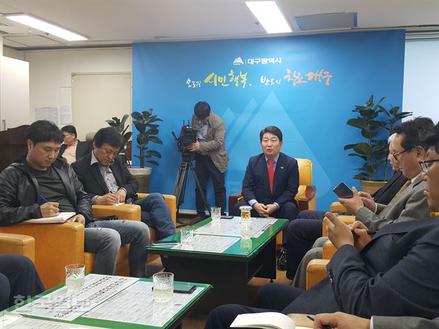 [저작권 한국일보]자유한국당 대구시장 경선에서 1위한 권영진 대구시장이 11일 업무에 복귀한 후 "영남권 신공항 재추진 주장은 역사의 수레바퀴를 돌리는 후안무치한 행동"이라고 말하고 있다. 전준호기자 jhjun@hankookilbo.com