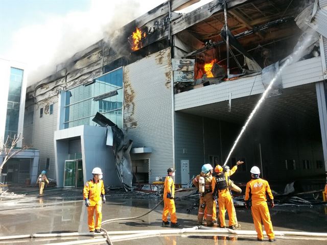 구미4공단 서원인텍에서 불이나 소방당국이 진화에 나서고 있다. 추종호기자 choo@hankookilbo.com