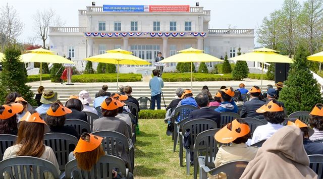 전남 순천시가 11일 순천만국가정원 내 프랑스정원에서 낭트생나제르 미술대학 순천분교 개교식을 열고 있다. 순천시 제공