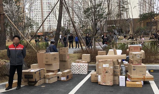 지난 10일 오후 경기 남양주시 다산신도시의 한 아파트에 택배가 쌓여 있다. 이 아파트가 지난 2일부터 택배 차량 지상 진입을 통제하자 택배 업체에서는 단지 출입문 인근에 택배를 쌓아두고 고객에게 찾아가라는 안내 문자를 보내고 있다. 연합뉴스