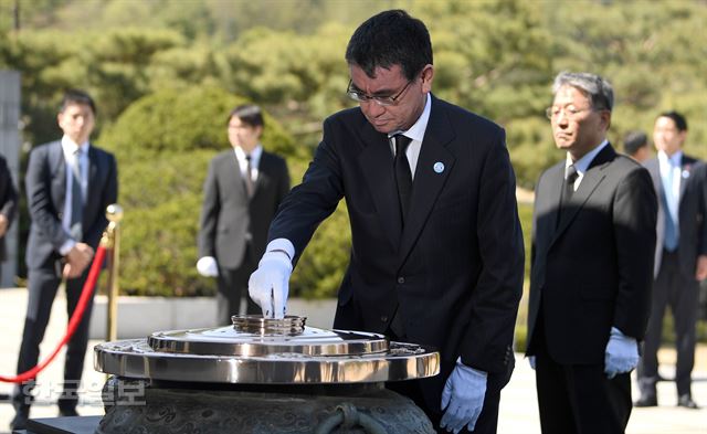 고노 다로 일본 외무상이 11일 오후 서울 동작구 국립현충원을 찾아 분향하고 있다. 서재훈기자 spring@hankookilbo.com