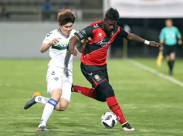 경남FC 말컹(오른쪽)이 11일 창원축구센터에서 열린 프로축구 전북 현대와 경기에서 상대 김민재와 치열한 볼 다툼을 벌이고 있다. 창원=연합뉴스