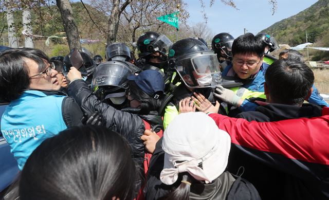 12일 오전 경북 성주군 초전면 소성리 진밭교에서 사드 반대 단체와 경찰이 충돌하고 있다. 연합뉴스