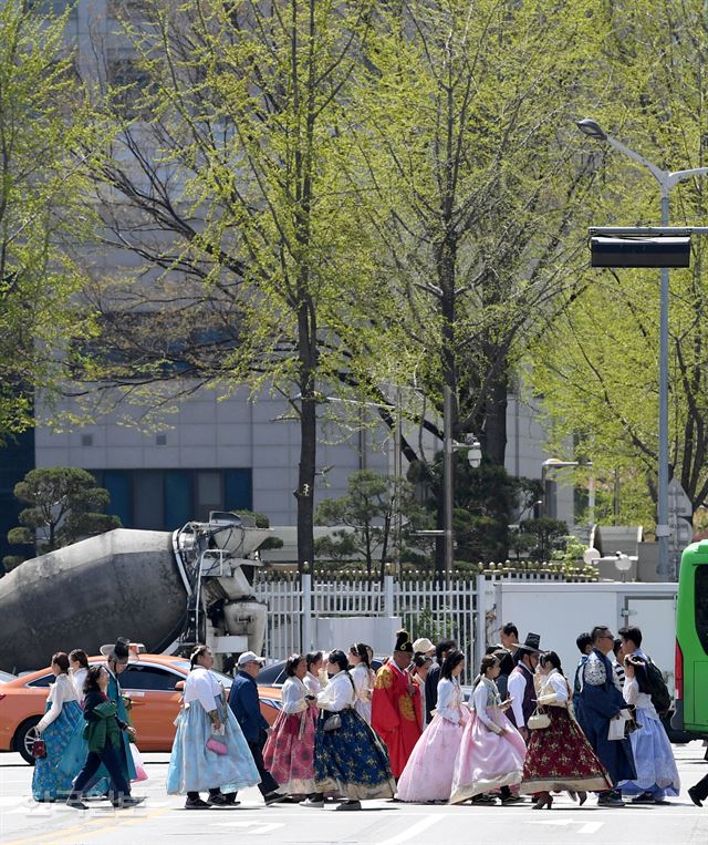 완연한 봄 날씨가 이어진 12일 서울 경복궁 인근을 지나는 관광객들이 한복을 입은 채 봄기운을 만끽하고 있다. 서재훈기자