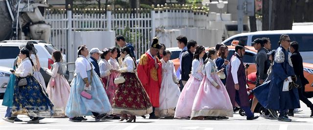 완연한 봄 날씨가 이어진 12일 서울 경복궁 인근을 지나는 관광객들이 한복을 입은 채 봄기운을 만끽하고 있다. 서재훈기자