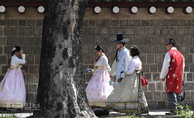 완연한 봄 날씨가 이어진 12일 서울 경복궁 인근을 지나는 관광객들이 한복을 입은 채 봄기운을 만끽하고 있다. 서재훈기자