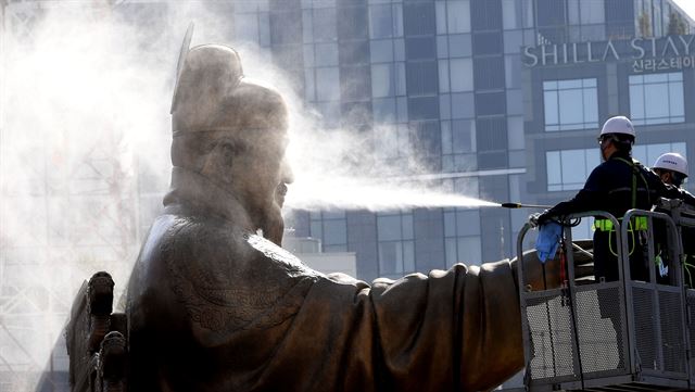 12일 오전 서울 광화문 광장에서 서울시 관계자들이 세종대왕 동상 봄맞이 청소하고 있다.배우한 기자