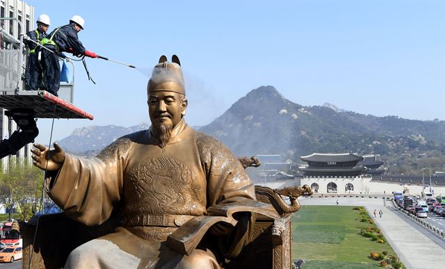 12일 오전 서울 광화문 광장에서 서울시 관계자들이 세종대왕 동상 봄맞이 청소하고 있다.배우한 기자