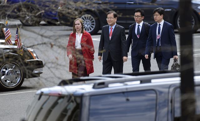 남북정상회담과 북미정상회담을 앞두고 미국을 방문한 정의용 청와대 국가안보실장이 11일(현지시간) 워싱턴DC 백악관의 웨스트 윙으로 향하고 있다. AP 연합뉴스