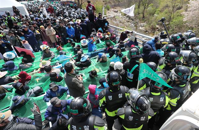 12일 오전 경북 성주군 초전면 소성리 진밭교에서 사드 반대 단체와 경찰이 충돌하고 있다. 연합뉴스