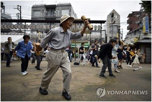 공원에서 단체로 체조를 하고 있는 일본 노인들. 도쿄=EPA 연합뉴스 자료사진