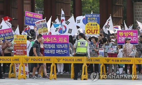 서울에서 퀴어문화축제가 열리는데 반대하는 개신교 인사들이 서울 중구 대한문 앞에서 반대시위를 열고 있다. 한국일보 자료사진