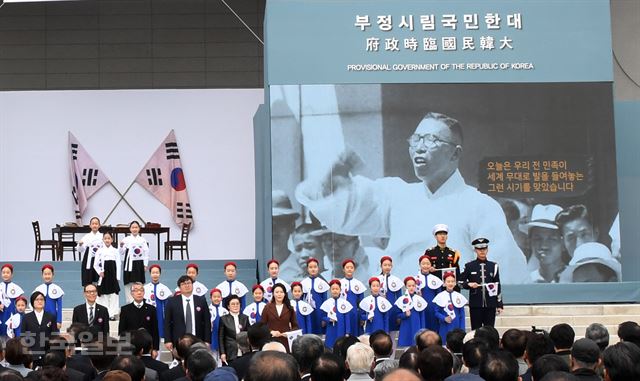 제99주년 대한민국임시정부수립 기념식에서 김구선생의 연설이 방영되고 있다. 2018.04.13 신상순 선임기자