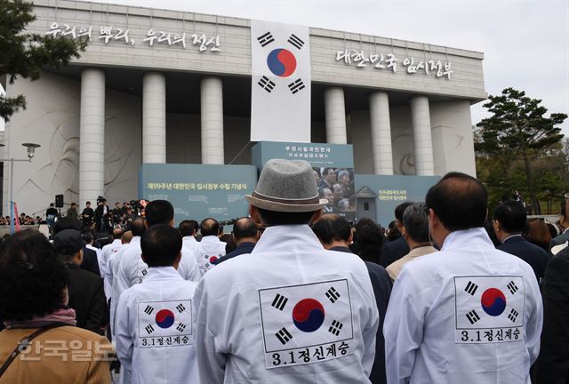 백범김구기념관 앞 야외광장에서 열린 제99주년 대한민국임시정부수립 기념식에 참석해 임시정부 강령을 낭독 하고 있다. 2018.4.13 신상순 선임기자