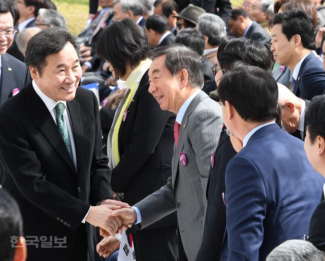 13일 오전 서울 용산구 효창동 백범김구기념관 앞 야외광장에서 열린 제99주년 대한민국임시정부수립 기념식에서 이낙연 국무총리와 김성태 자유한국당원내대표가 악수를 하고 있다. 2018.04.13 신상순 선임기자