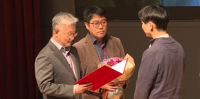 12일 경기 이천 SK하이닉스 본사에서 열린 실패 사례에 대한 시상식에서 김진국(맨 왼쪽) SK하이닉스 미래기술연구원 담당 부사장이 박지용(맨 오른쪽) SK하이닉스 미래기술연구원 R&D공정 담당에 최우수상을 받고 있다. SK하이닉스 제공