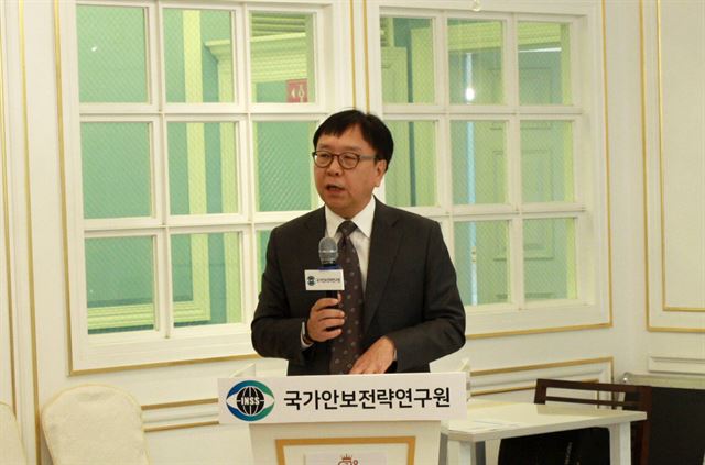 조동호 국가안보전략연구원장이 13일 서울 종로구 세종클럽에서 연 기자간담회에서 “북한의 의도에 대한 의심을 거두고 기회를 잡는 게 중요하다”고 발언하고 있다. 전략연 제공