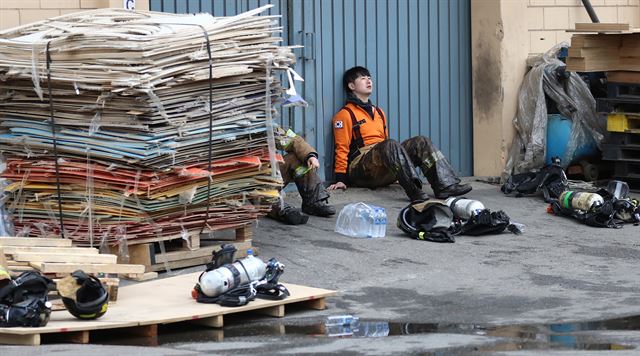 13일 오전 11시 47분께 인천시 서구 가좌동 한 화학 공장에서 큰불이 나 소방당국이 진화에 나섰다. 사진은 한 소방대원이 진화를 하다가 잠시 휴식하는 모습. 인천=연합뉴스