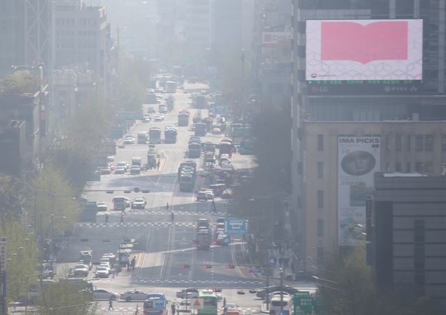 중국발 미세먼지와 황사로 서울 대부분 지역의 미세먼지 농도가 '나쁨' 수준을 보인 11일 서울 종로 도심 상공이 희뿌옇다. 연합뉴스