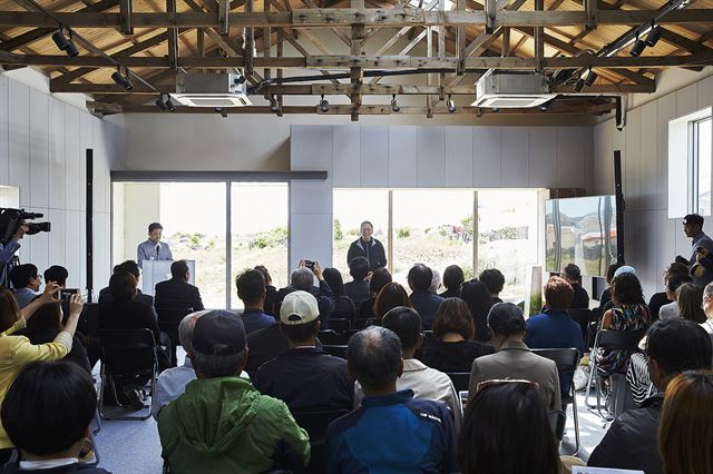 12일 가파도 마을회관에서 열린 ‘가파도 프로젝트’ 개막식에서 정태영 현대카드 부회장이 인사말을 하고 있다. 현대카드 제공