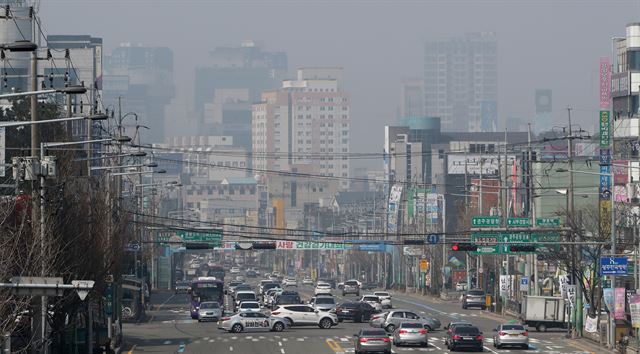 전국에 고농도 미세먼지가 기승을 부린 3월 25일 광주광역시 서구 화정동 일원에서 바라본 도심 하늘이 뿌연 모습을 보인다. 광주=연합뉴스