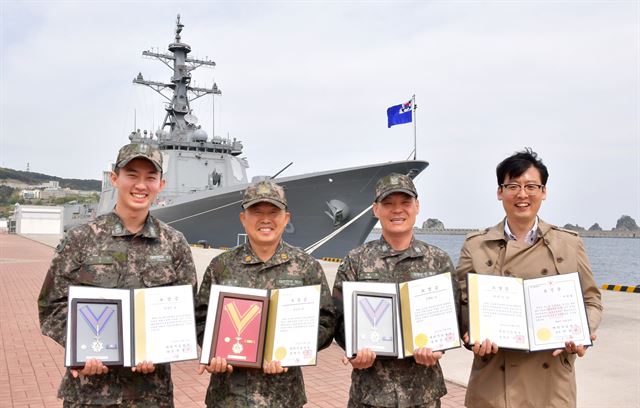 해군작전사령부 부산기지전대 보급정비대에서 함께 근무 중인 임성수 중위(왼쪽부터), 윤상호 준위, 전재호 원사, 이현걸 주무관. 해군 제공.