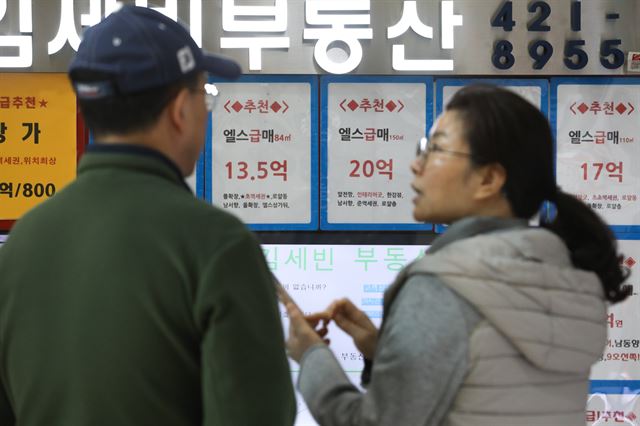 청약조정지역 내 다주택자에 대해 양도소득세 중과가 시행되면서 강남권 아파트 거래가 급감했다. 15일 서울 송파구의 공인중개사무소 밀집 지역에서 시민들이 중개매물을 살펴보고 있다. 뉴스원