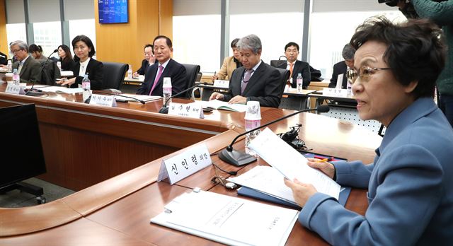 2월 27일 서울 중구 한국장학재단에서 열린 국가교육회의 제2차 전체회의에서 신인령(오른쪽) 의장이 발언하고 있다. 연합뉴스