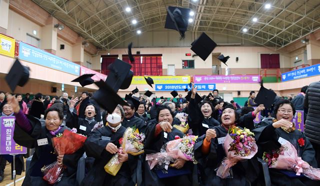 지난 1월 논산시 각 읍 면에서 열린 ‘동고동락 한글학교’ 입학식에 참석한 할머니들이 학사모들 날리며 즐거워하고 있다. 논산시 제공