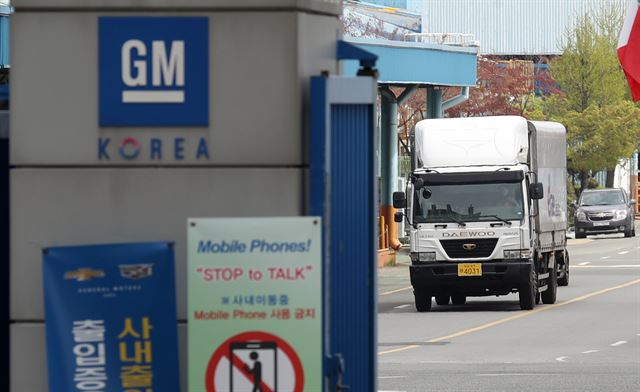 15일 인천 부평구 한국GM 부평공장에서 화물트럭이 오가고 있다.미국 GM 본사가 오는 20일로 못박은 자구안에 합의하지 못하면 한국GM의 '법정관리'를 준비하는 것으로 알려졌다. 뉴스1