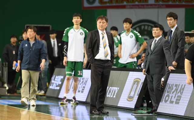 이상범 DB 감독을 비롯한 선수단이 심판 판정에 아쉬운 표정을 짓고 있다. KBL 제공