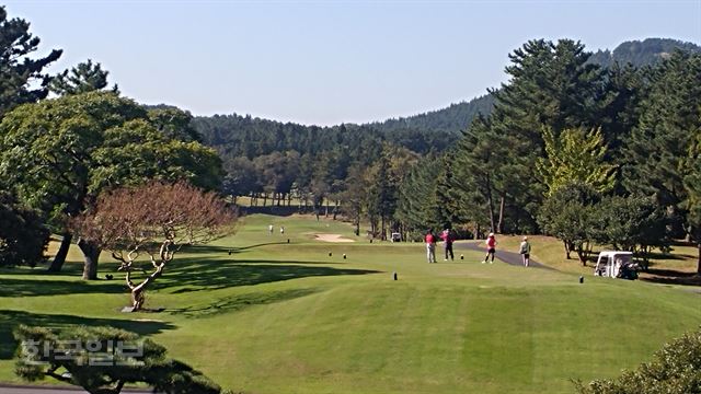 [저작권 한국일보]제주지역 회원제 골프장에 적용되던 개별소비세 감면혜택이 올해부터 폐지되면서 내장객들이 크게 줄고 있다. 사진은 기사 내용과 관련 없음. 김영헌 기자.