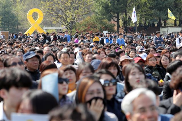 세월호 참사 4주기를 맞은 16일 오후 경기 안산시 단원구 화랑유원지 내 세월호 합동분향소에서 열린 정부 합동 영결ㆍ추도식에 수많은 시민이 참석했다. 안산=연합뉴스