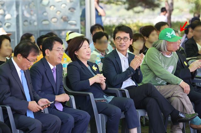 댓글조작 혐의로 구속 수감된 김모씨(필명 '드루킹'·맨 오른쪽 빨간색 화살표 표시 아래 노란색 리본을 착용)로 추정되는 인물이 지난 2016년 10월 3일 경기 파주 임진각에서 열린 10·4 남북정상선언 9주년 기념행사에서 정치인들과 나란히 앉아 박수를 치고 있다. 앞줄 왼쪽부터 더불어민주당 윤후덕 의원, 정의당 김종대, 심상정 의원, 유시민 전 보건복지부 장관. 연합뉴스