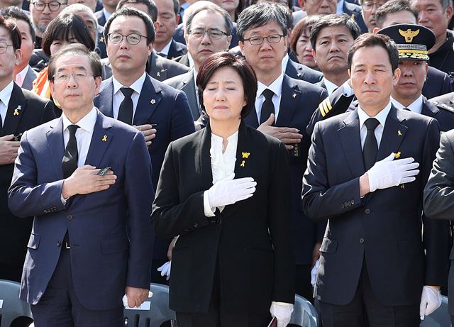 박원순 서울시장(왼쪽부터)과 박영선, 우상호 더불어민주당 서울시장 예비후보가 16일 오후 경기 안산시 화랑유원지에서 열린 4·16 세월호참사 희생자 정부합동 영결·추도식에서 국민의례를 하고 있다. 연합뉴스