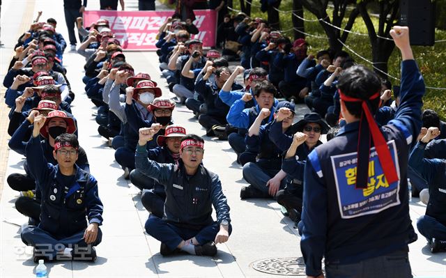 17일 오후 서울 여의도 KDB산업은행 앞에서 한국지엠 비정규직 노동자들이 산업은행ㆍ문재인 정부ㆍ지엠 자본 규탄 결의대회를 열고 구호를 외치고 있다. 홍인기 기자