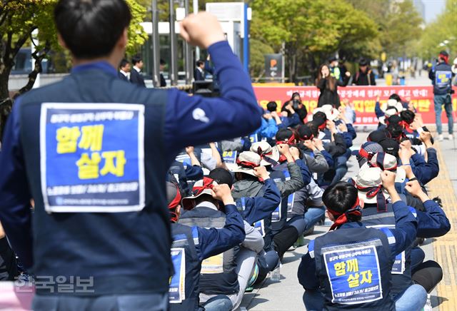 17일 오후 서울 여의도 KDB산업은행 앞에서 한국지엠 비정규직 노동자들이 산업은행ㆍ문재인 정부ㆍ지엠 자본 규탄 결의대회를 열고 구호를 외치고 있다. 홍인기 기자