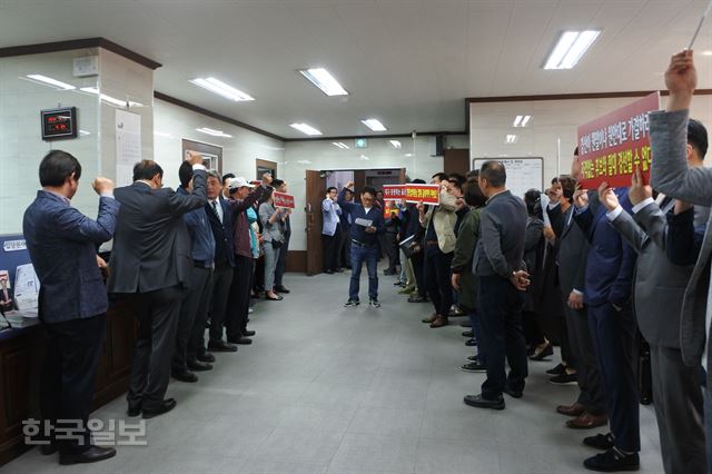 [저작권 한국일보]자유한국당 대구 동구청장으로 단수추천됐던 권기일 후보 측 지지자들이 17일 대구시당 공천관리위원회 회의실 앞에서 경선 반대를 외치고 있다. 윤희정기자 yooni@hankookilbo.com