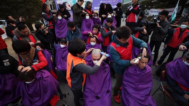 8일 오후 서울 중구 동국대 본관 앞에서 열린 동국대 청소노동자 문제 해결 촉구 기자회견에서 청소노동자들이 삭발식을 하고 있다. 연합뉴스