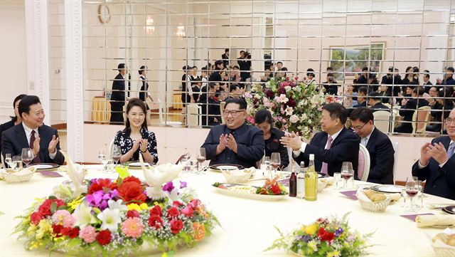 김정은 북한 노동당 위원장이 지난 17일 쑹타오 중국 공산당 대외연락부장이 인솔하는 중국예술단을 위한 만찬을 마련했다고 조선중앙통신이 18일 보도했다. 사진은 김정은과 쑹타오가 만찬장에서 박수치는 모습.평양 조선중앙통신=연합뉴스