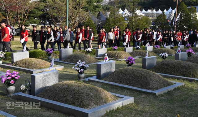 4.19혁명의 도화선이 되었던 4.18 의거를 기념하여 서울 안암동 고려대학교에서 출발 4.19 민주묘지 까지 왕복 하는 ‘4.18 구국대행진’에 참석한 고려대학생들이 수유리 4.19민주묘지에 도착 분향 한후 묘역을 둘러 보고 있다. 2018.04.18 신상순 선임기자ssshin@hankookilbo.com