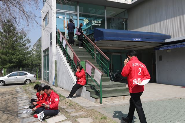 17일 오전 네이버 댓글 조작 사건 현장으로 사용됐다는 의혹을 받고 있는 경기 파주시 느릅나무 출판사 앞에서 자유한국당 당원들이 농성을 벌이고 있다. 연합뉴스