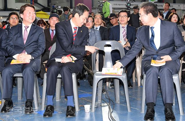 박원순(오른쪽부터) 서울시장과 더불어민주당 우상호 서울시장 예비후보, 안철수 바른미래당 서울시장 예비후보가 18일 서울 강남구 SETEC에서 열린 '38회 장애인의날 기념 2018 함께 서울 누리축제' 개막식에 참석해 이야기를 나누고 있다. 서재훈기자