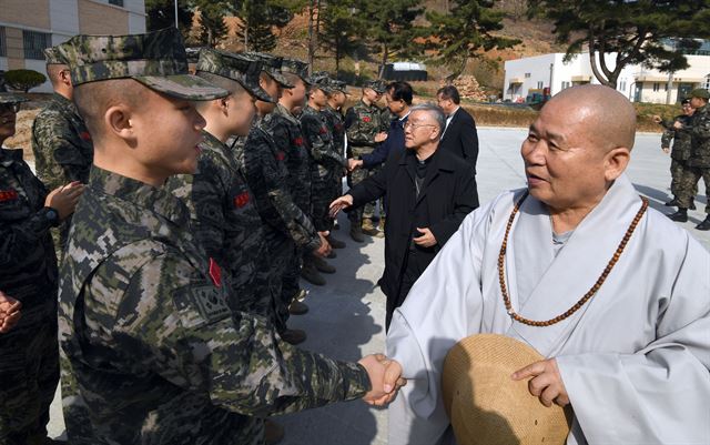 18일 서해 연평도의 해병대 부대를 방문한 기독교, 천주교, 불교, 원불교 군종교구 지도자들이 장병들과 인사를 나누고 있다. 국방일보 제공