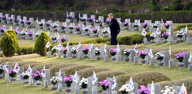 4.19 혁명 제58주년을 하루 앞둔 18일 서울 강북구 4.19 민주묘지를 찾은 유가족이 묘역 둘러 보고 있다.2018.4.18 신상순 선임기자