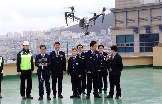 지난달 부산에서 열린 전국세관장회의에 참석한 김동연(왼족 두번째) 부총리 겸 기획재정부 장관과 김영문(왼쪽 세번째) 관세청장이 해상감시용 드론을 조작하고 있다. 관세청 제공