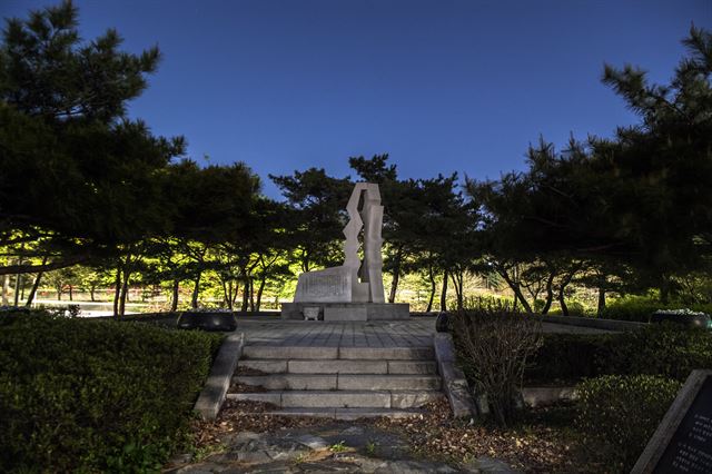 [성수대교 희생자 위령비] 서울 성동구 성수동 강변북로 상에 섬처럼 자리 잡고 있다.