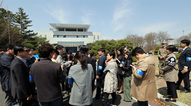 18일 오전 남북정상회담을 앞두고 판문점투어에 나선 기자들이 평화의 집을 살펴보고 있다. 고영권 기자